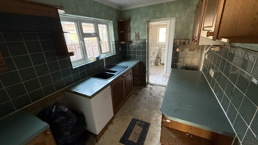 Lot: 132 - HOUSE REQUIRING REDECORATION AND LIGHT REFURBISHMENT - Internal image of kitchen